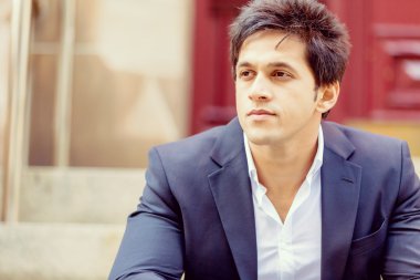 Açık havada kendinden emin bir iş adamının portresi.