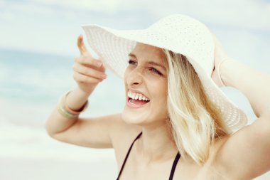 Kumsaldaki genç kadın.