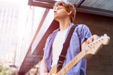 Gitar City ile genç müzisyen
