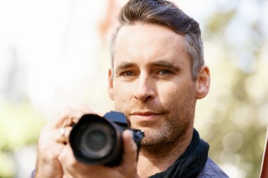 Erkek fotoğrafçı alarak resim