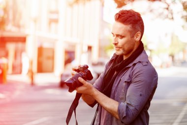 Erkek fotoğrafçı alarak resim