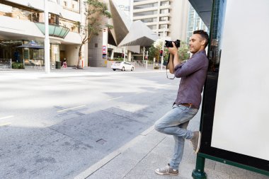 Erkek fotoğrafçı alarak resim