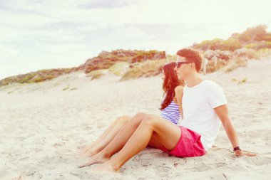 Sahilde oturup romantik genç Çift