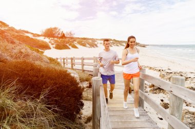 Kaçakçıları. Plajda çalışan genç Çift