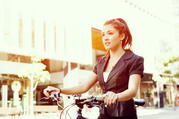 Νεαρή γυναίκα μετακινήσεων με ποδήλατο — Φωτογραφία Αρχείου