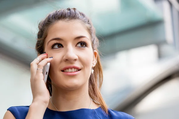 Affärskvinna med en smart telefon — Stockfoto