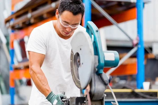 Asian worker in production plant on the factory floor — Stock Photo, Image