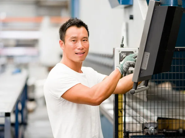 Asian worker in production plant on the factory floor — Stock Photo, Image
