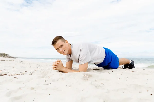 Muž na pláži mimo školení — Stock fotografie