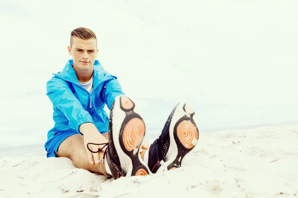 Man training on beach outside — Stock Photo, Image