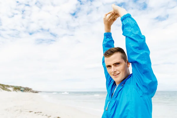 Mannen på stranden utanför — Stockfoto