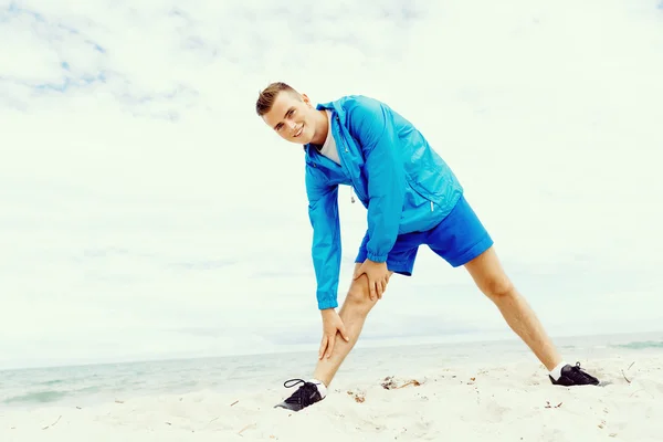 Hombre entrenando en la playa afuera — Foto de Stock