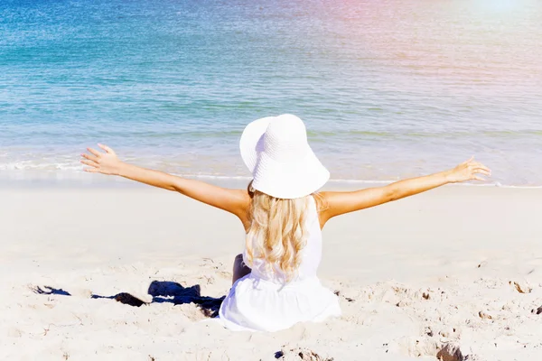 Jovem mulher relaxante na praia — Fotografia de Stock