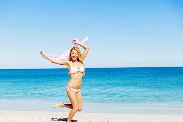 Jeune femme relaxante sur la plage — Photo