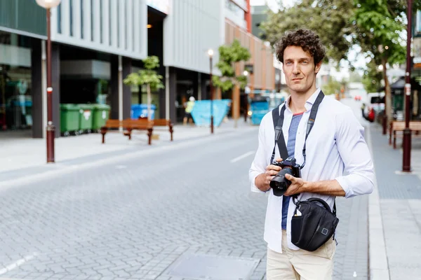 Male photographer taking picture — Stock Photo, Image