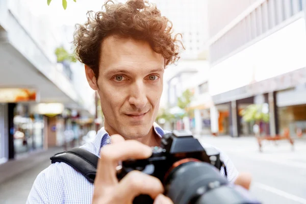 Αρσενικό φωτογράφος λαμβάνοντας εικόνα — Φωτογραφία Αρχείου