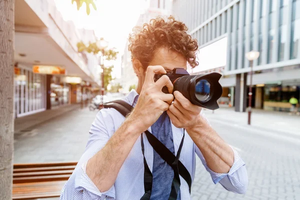 Male photographer taking picture — Stock Photo, Image