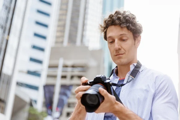 Fotógrafo masculino tomando fotos — Foto de Stock