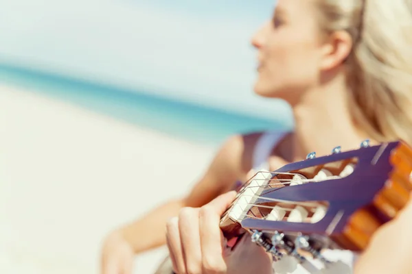 Hermosa joven tocando la guitarra en la playa —  Fotos de Stock