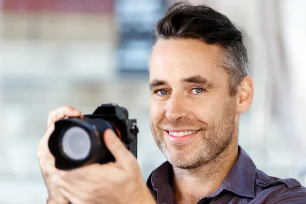 Male photographer taking picture — Stock Photo, Image