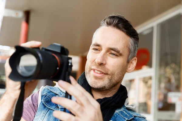 Male photographer taking picture — Stock Photo, Image