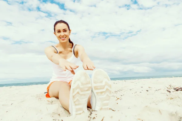 Jonge vrouw opleiding op strand buiten — Stockfoto