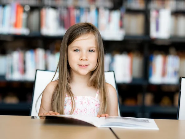 I love reading — Stock Photo, Image