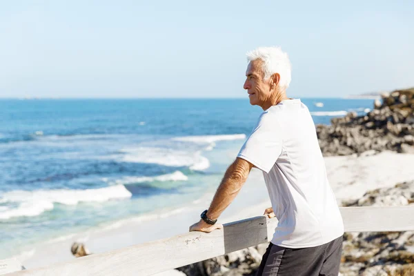 Man die op strand in sport slijtage — Stockfoto