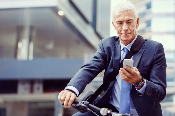 Úspěšný podnikatel na kole s mobilním telefonem — Stock fotografie