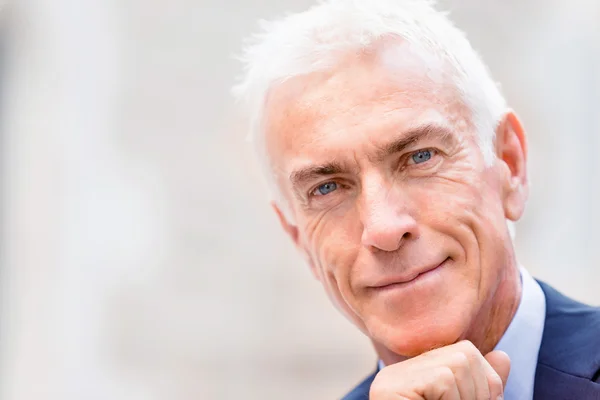 Retrato de empresario confiado al aire libre — Foto de Stock