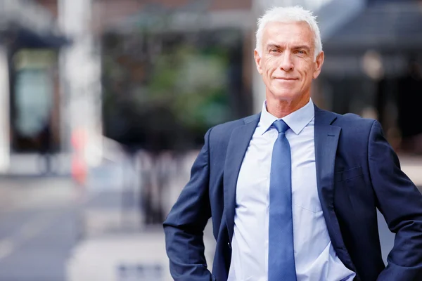 Retrato de empresario confiado al aire libre — Foto de Stock