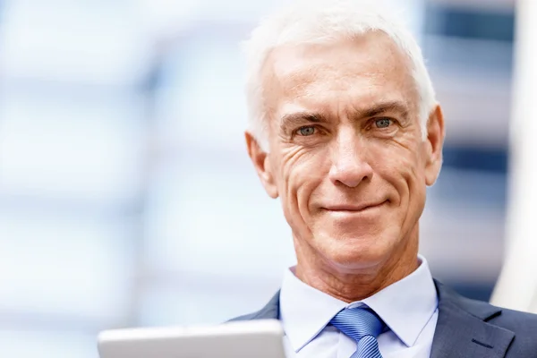 Retrato de empresario confiado al aire libre —  Fotos de Stock