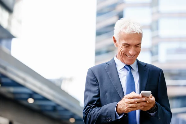 Portrait of confident businessman outdoors — Stock Photo, Image