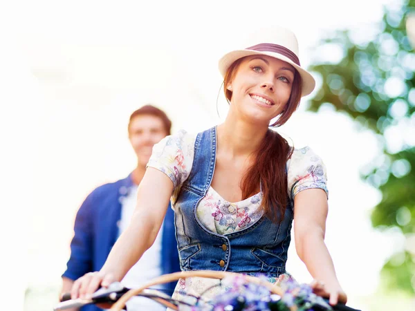 Couple heureux en ville avec vélo — Photo