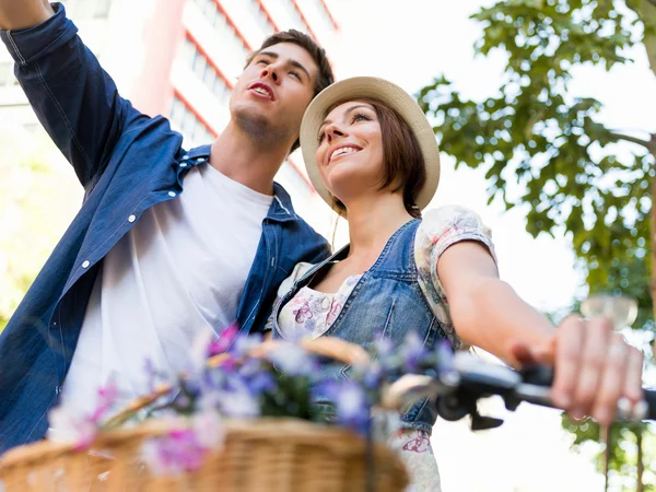 Coppia felice in città con bici — Foto Stock