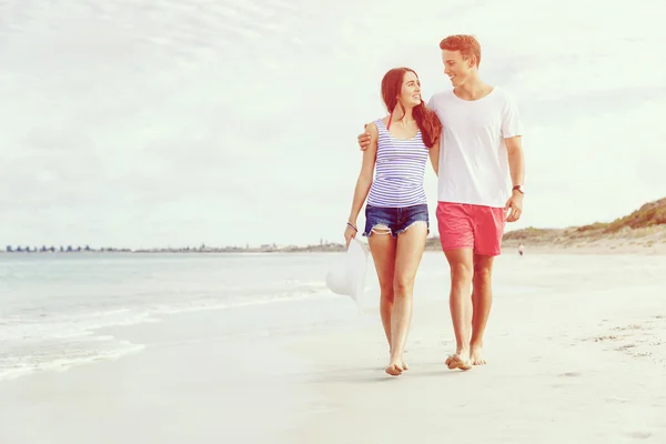 Romantische jonge paar op het strand — Stockfoto