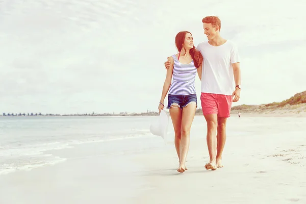 Romântico jovem casal na praia — Fotografia de Stock