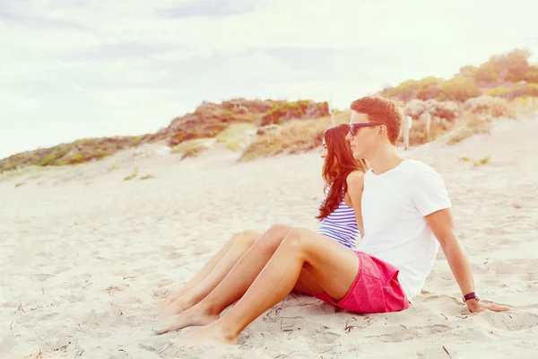 Ρομαντικό νεαρό ζευγάρι που κάθεται στην παραλία — Φωτογραφία Αρχείου