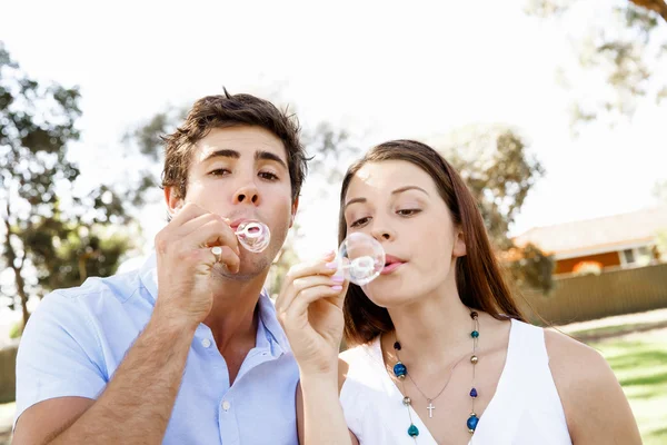 Couple dans le parc — Photo