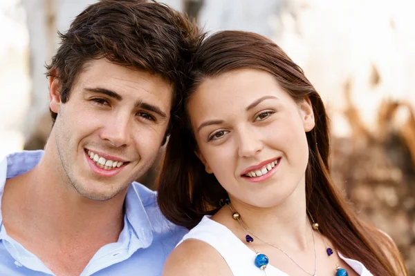 Jeune couple dans le parc — Photo