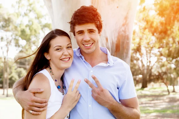 Pareja joven en el parque — Foto de Stock