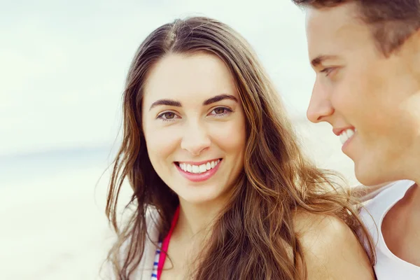 Pareja joven romántica en la playa — Foto de Stock