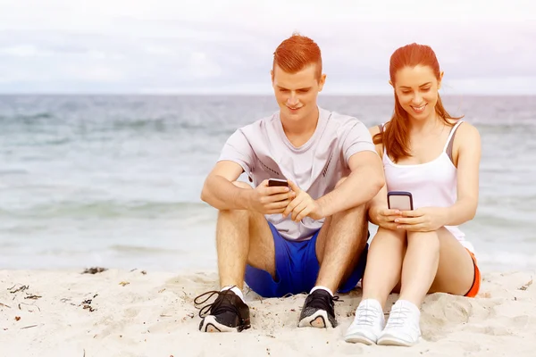 Aantal lopers met mobiele slimme telefoons buiten — Stockfoto