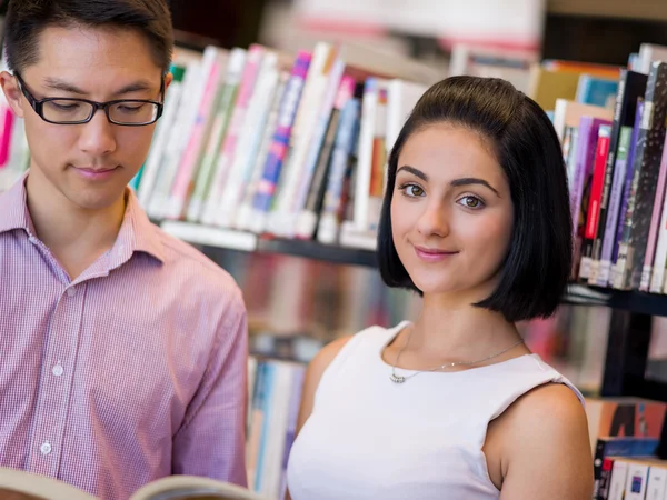 Grupo de jóvenes estudiantes en la biblioteca —  Fotos de Stock