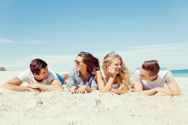 Gesellschaft junger Leute am Strand — Stockfoto