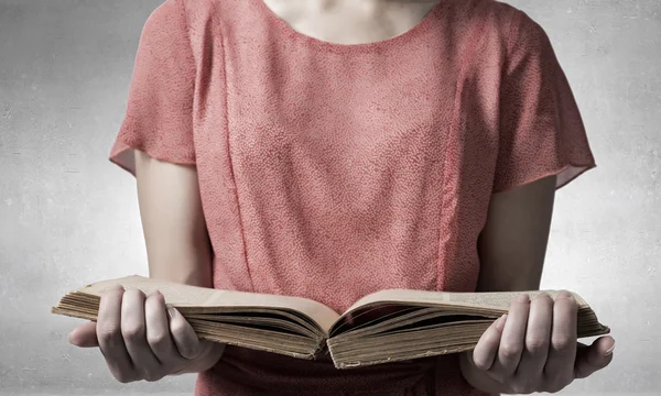 Mädchen mit aufgeschlagenem rotem Buch — Stockfoto