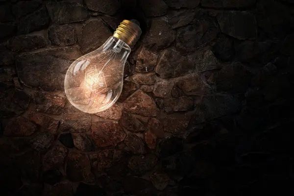 Light bulb op stenen oppervlak — Stockfoto