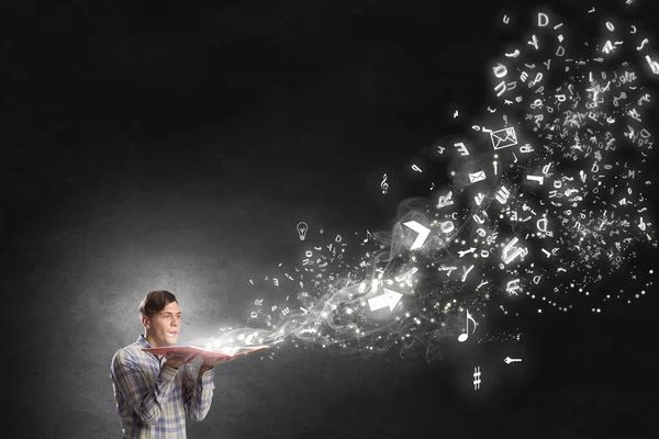 Ragazzo con libro aperto — Foto Stock