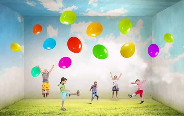 Enfants ludiques attraper des ballons — Photo