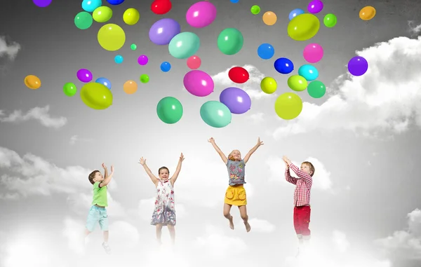 Speelse kinderen vangen ballonnen — Stockfoto